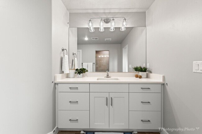 Building Photo - Stunning 4-Bedroom Home!