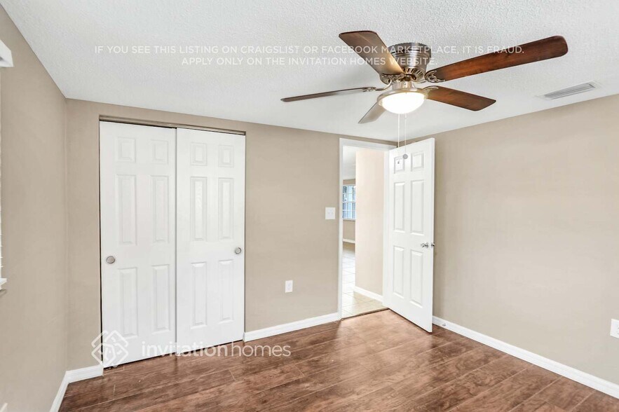 Building Photo - 9900 Lakeside Ln