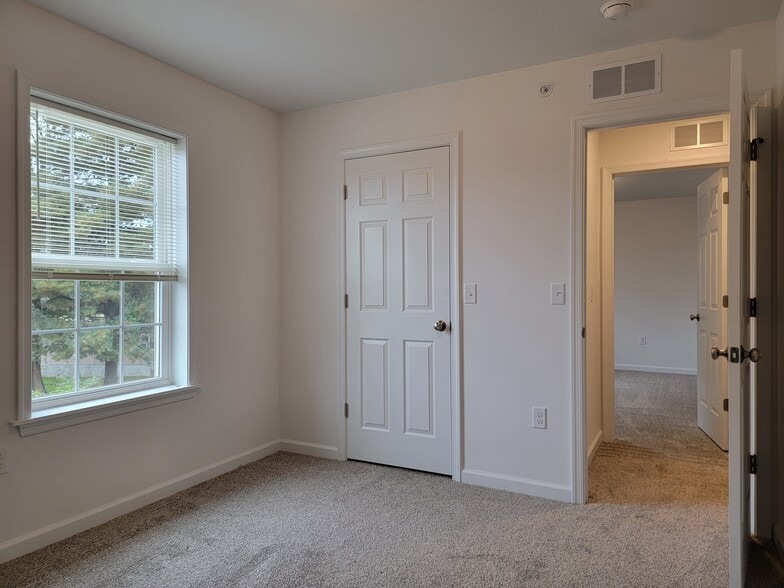 Building Photo - 140 Robert Cir