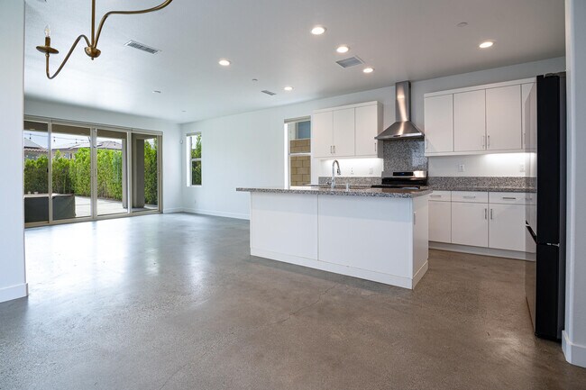 Building Photo - 35830 McCarthy St