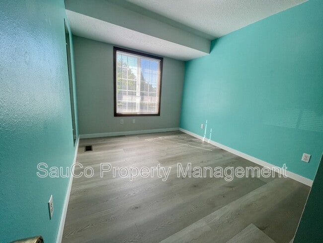 Building Photo - 324 SE 30th Ave