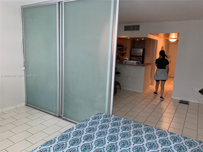 Building Photo - 905 Brickell Bay Dr