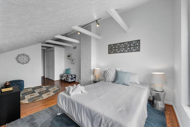 Building Photo - 964 Pavilion St