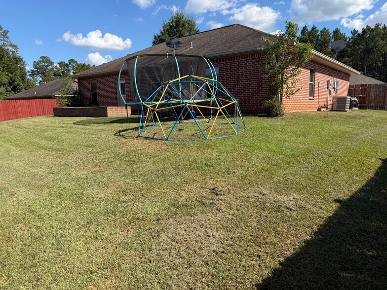 Building Photo - 1210 Willow Cir