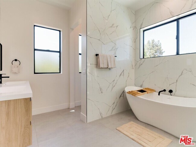 Building Photo - 5929 Hesperia Ave