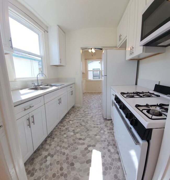 Building Photo - Recently renovated cottage in City Heights!