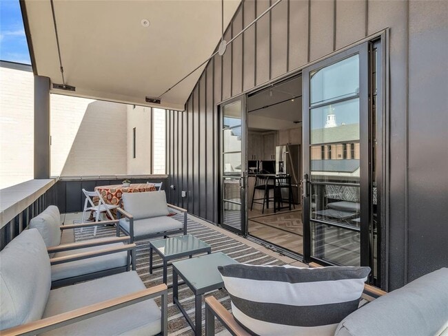 Building Photo - 1229 N Dewey Ave