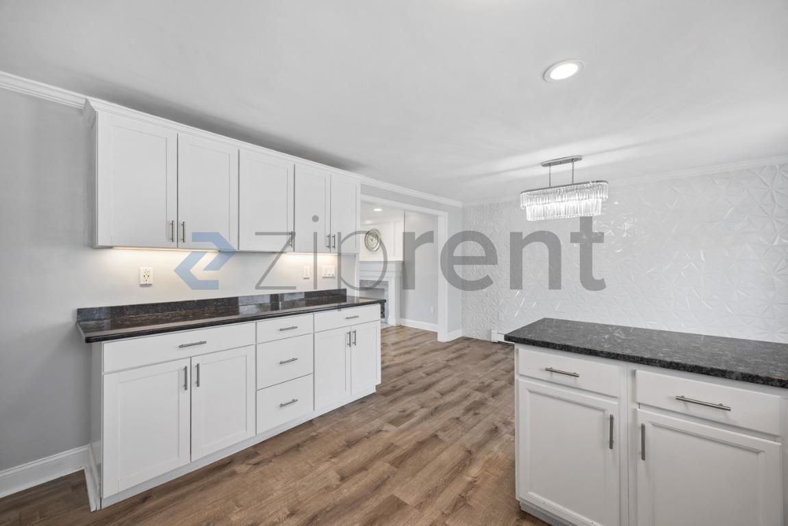 Building Photo - Unit A