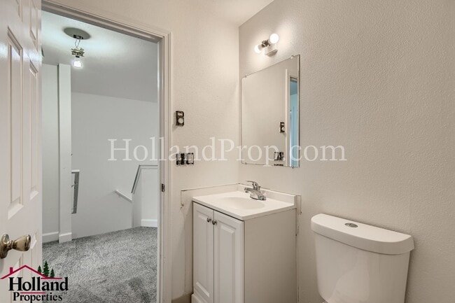Building Photo - COming Soon! Charming & Convenient Living in Southeast Portland!
