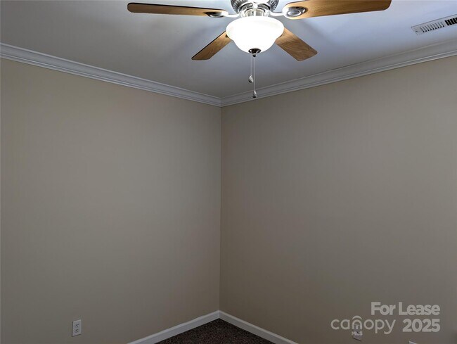 Building Photo - 125 Foxglove Dr