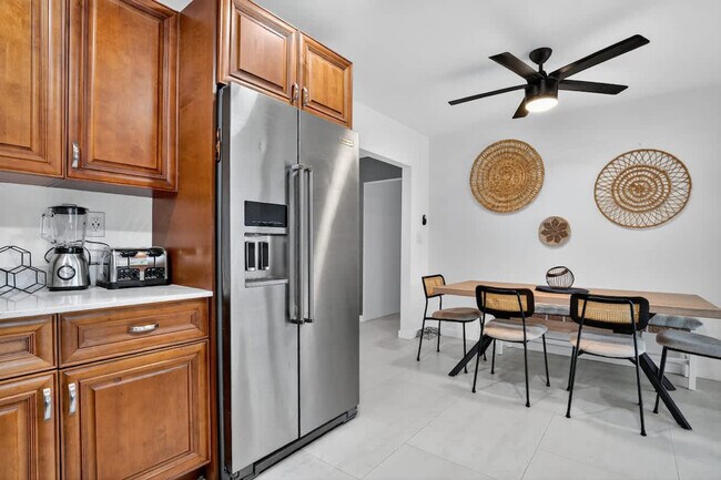 Building Photo - 5760 NE 18th Ave