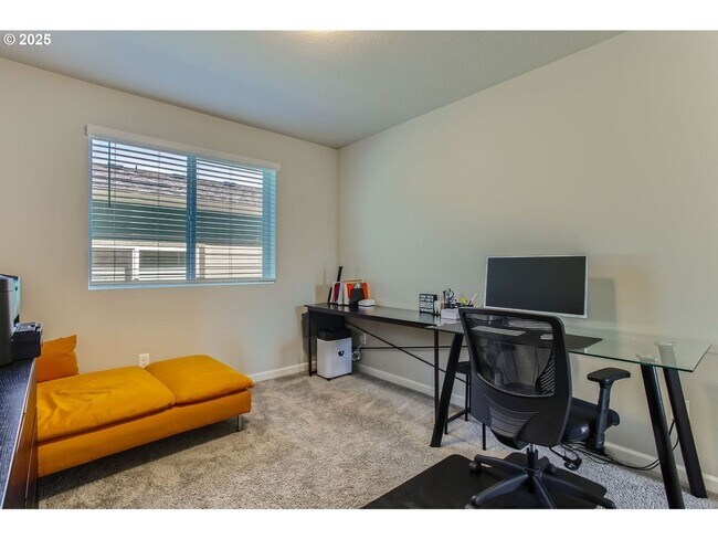 Building Photo - Modern Comfort in Happy Valley – 3BD/2.5BA...