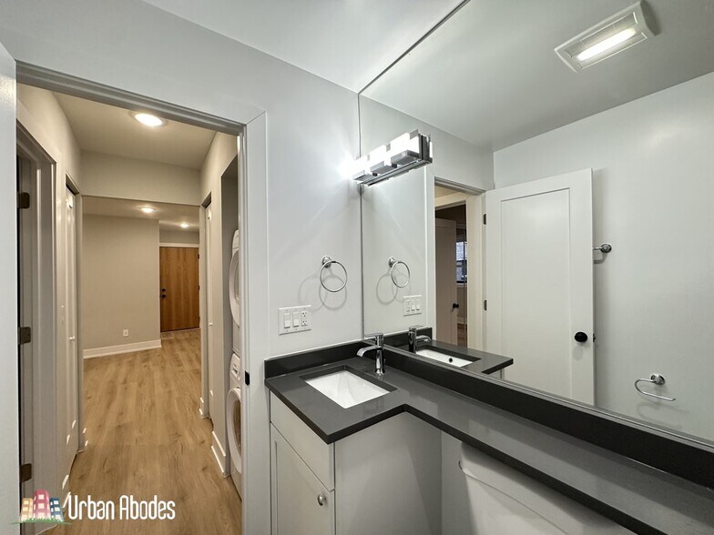 Building Photo - 533 W Aldine Ave