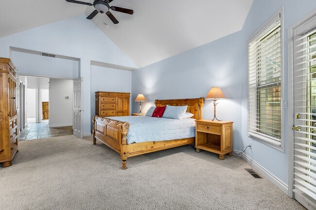 Building Photo - Single Level Gorgeous Awbrey Glen home!