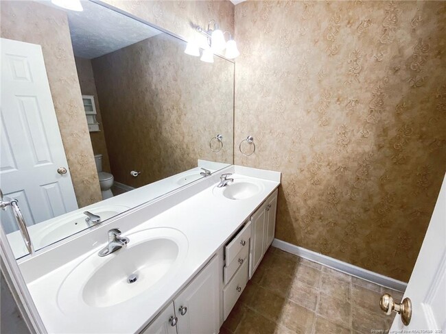 Building Photo - 616 Amberdale W Cir