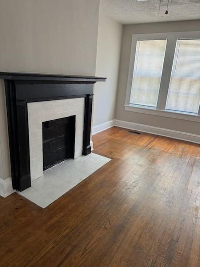 Building Photo - 2 bedroom, 1 bath house for rent