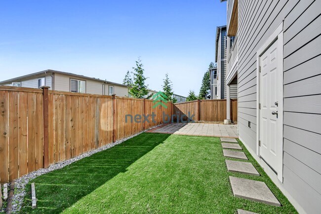 Building Photo - Spacious 5 bedrooms and 3 bathrooms Cul-de...