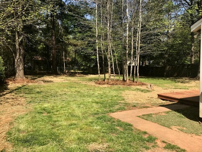 Building Photo - This beautiful 3 bedroom 1 bath home is lo...