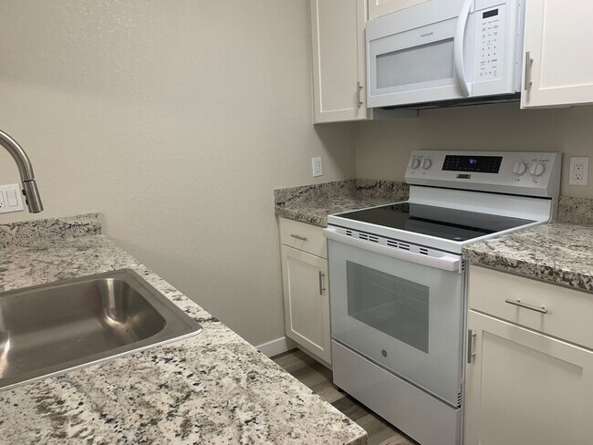 Building Photo - Downstairs 2 bed 2 bath brand new condo wi...