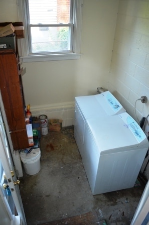 Building Photo - 3 BR/ 1 BA Lakeside Three bedroom with large fenced yard and detached garage/workshop