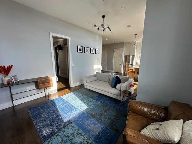 Building Photo - Beautiful 1 Bedroom 1.5 Bath Condo in down...