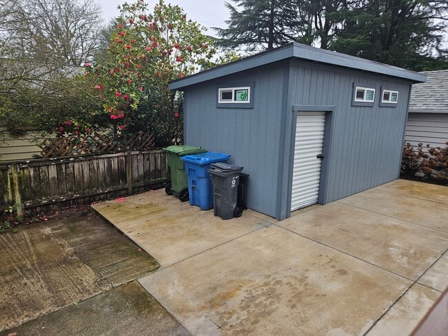 Building Photo - 4Bd/2Ba Two Story Home - For Viewing!