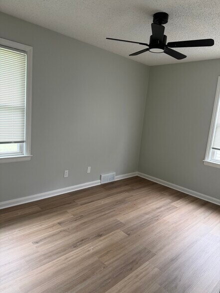 Building Photo - 5010 N Elmwood Ave