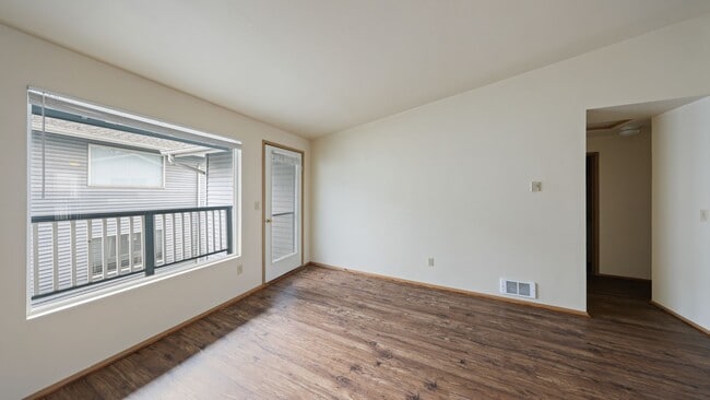 Building Photo - 3 Bed 2 Bath - Downtown - Assigned Parking
