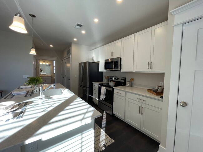 Building Photo - New 2 Bedroom 2 Bathroom Flat in Ralston