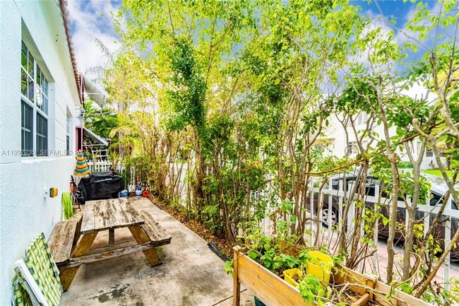 Building Photo - 8401 Crespi Blvd