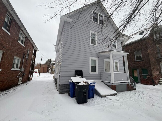 Building Photo - 15624 Halliday Ave