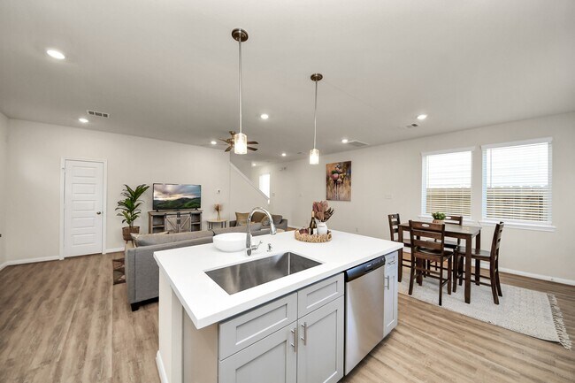 Building Photo - 14967 Eagle Feather Dr