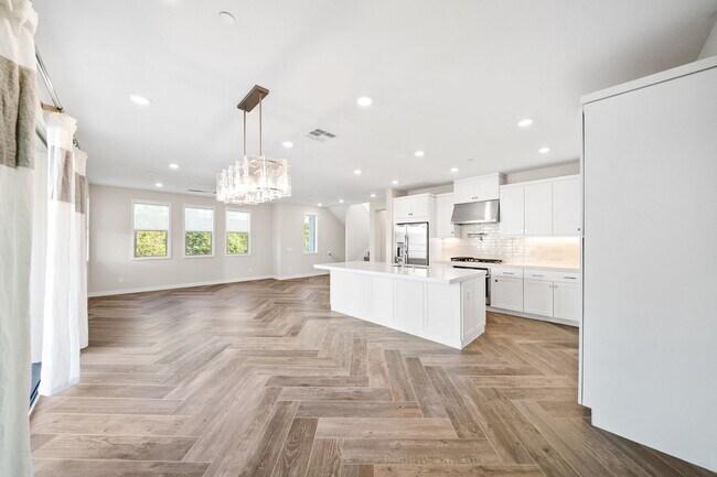 Building Photo - Split level floor plan on a gorgeously upgraded home