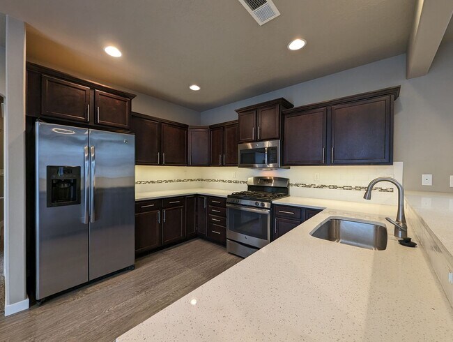 Building Photo - Gorgeous 3-Bedroom, 2.5-Bath Home on Corner Lot In Eugene!