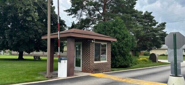 Building Photo - 16 E Old Willow Rd