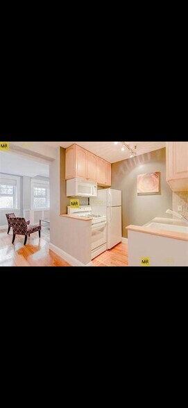 Building Photo - 2009 Commonwealth Ave