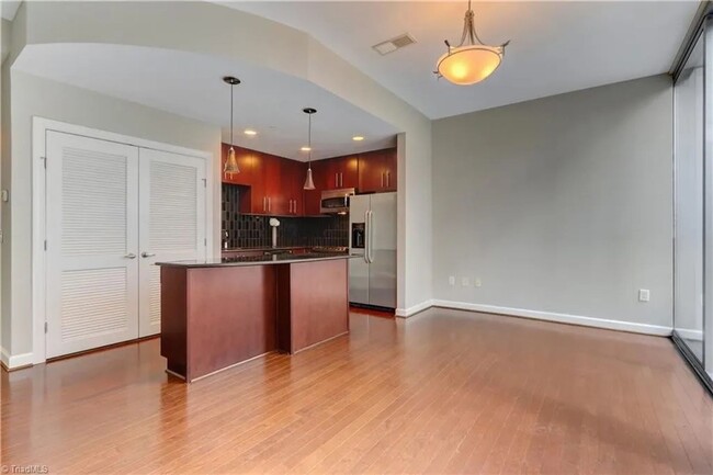 Building Photo - High-Rise Luxury 2 bedroom 2 bathroom cond...