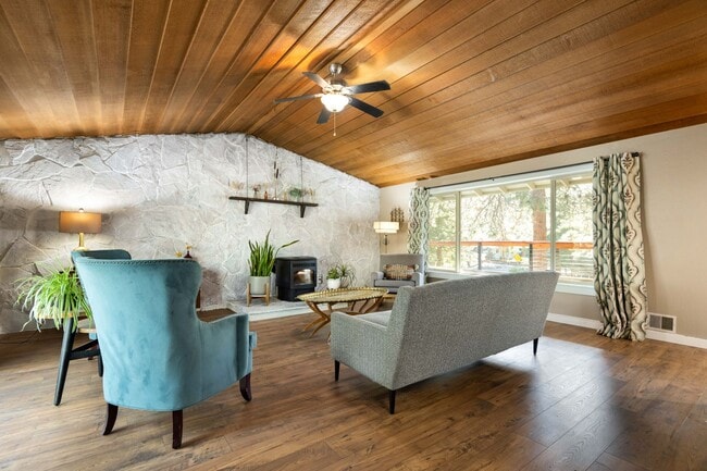 Building Photo - SW Bend Reverse-Living Home on .36 Acres | 5 Bedrooms | 3 Bathrooms