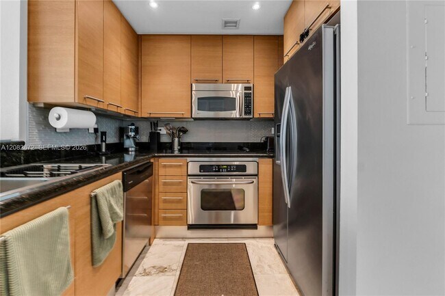 Building Photo - 6515 Collins Ave