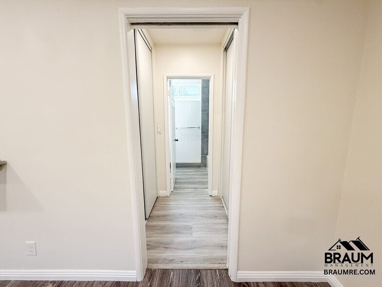 Building Photo - 15546 Vanowen St
