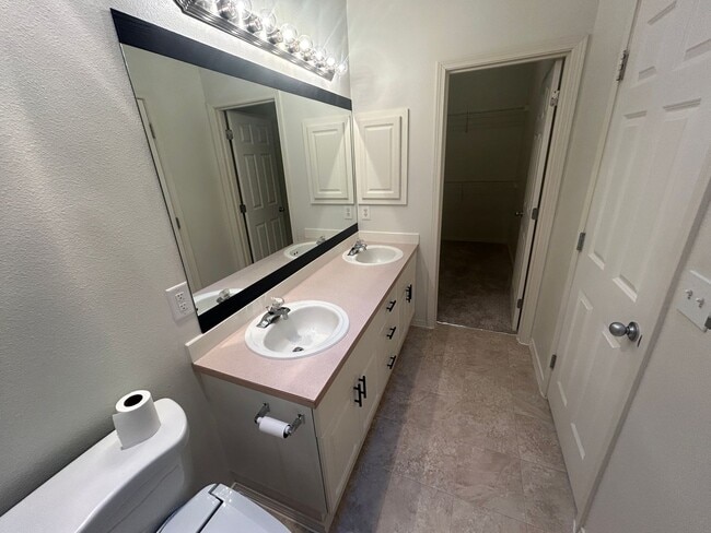 Building Photo - 3 Bed, 2 bath 3rd floor Condo w/garage in ...