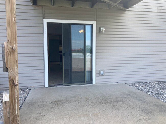Building Photo - 2 Bed 1 Bath Located behind Hy-Vee in Osag...