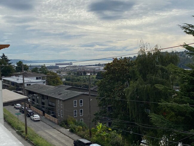 Building Photo - Contemporary townhome with rooftop deck an...
