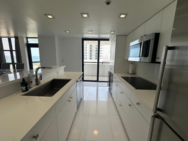 Building Photo - 2555 Collins Ave