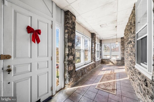 Building Photo - 7301 Chestnut Ave