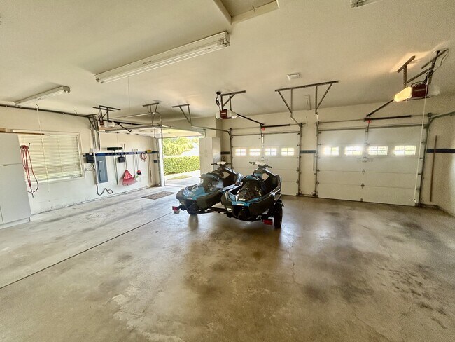 Building Photo - 560 E Maberry Dr