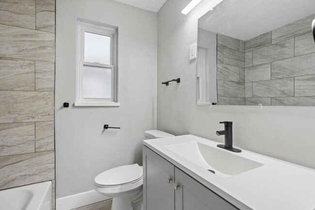 Building Photo - 844 Alverno Ave