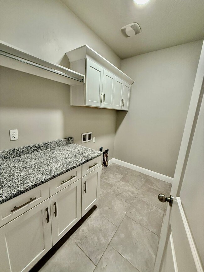 Building Photo - 4 Bedroom Home for Rent