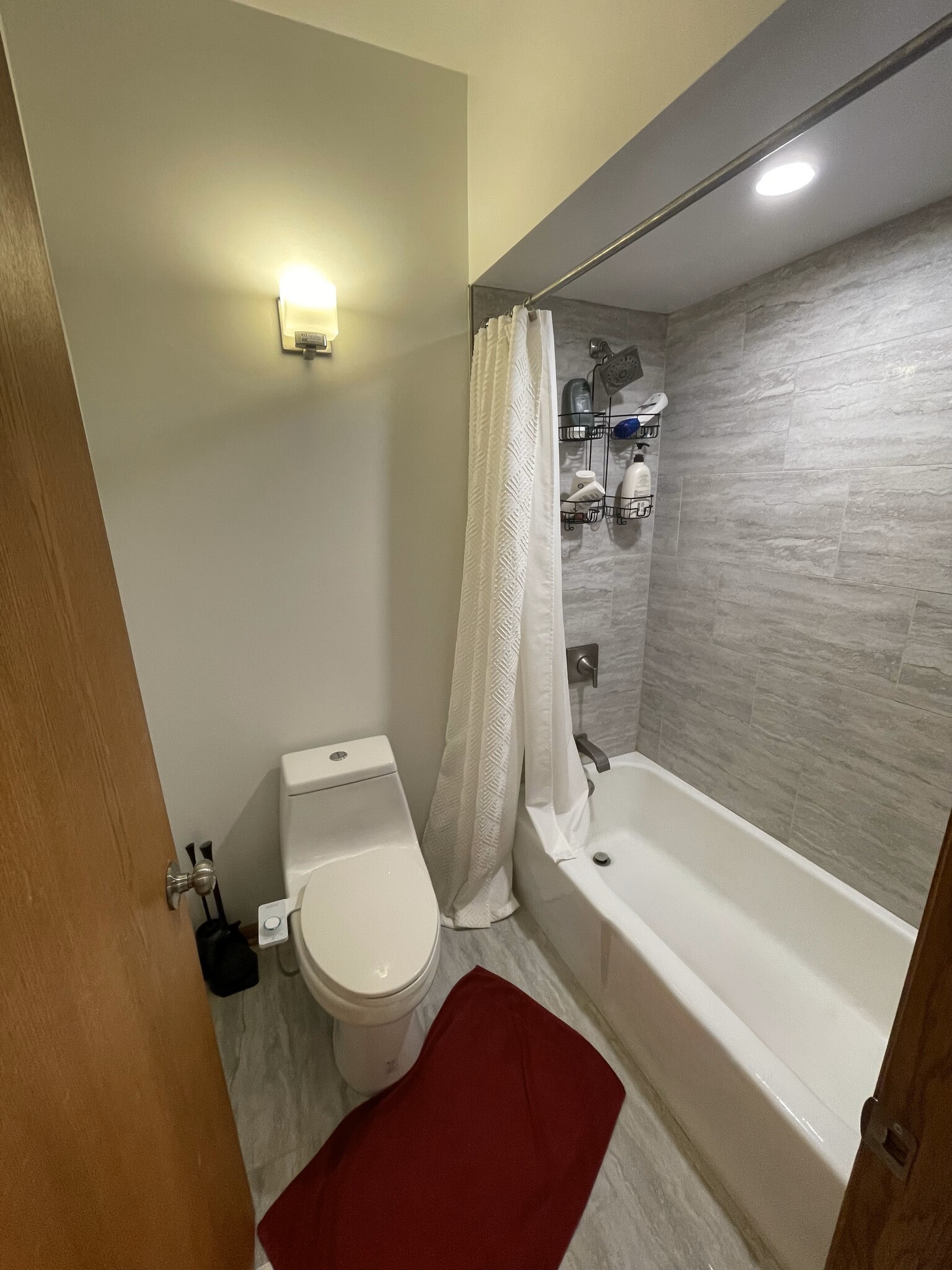Master Bathroom2 - 1225 W Roscoe St
