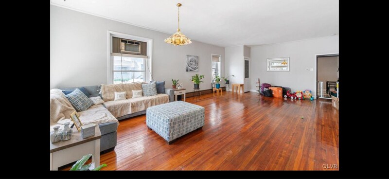 Building Photo - 557 Park St